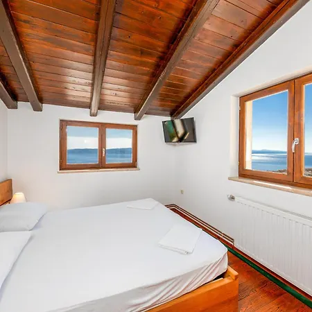 Apartment With Pool Maraska