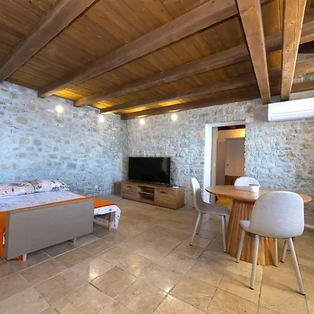 Apartamento With Pool Maraska
