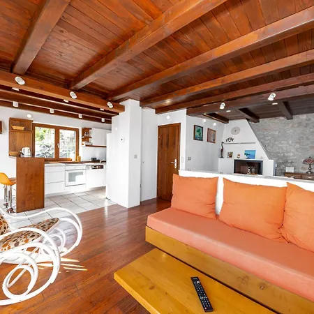 Apartman With Pool Maraska