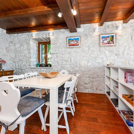 Apartament With Pool Maraska *