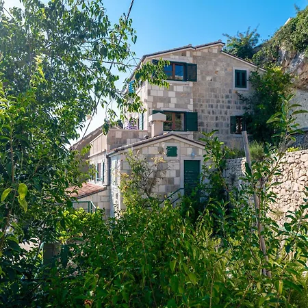 Apartament With Pool Maraska *