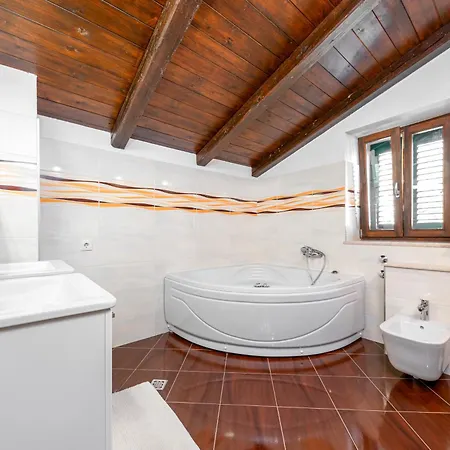 Apartman With Pool Maraska