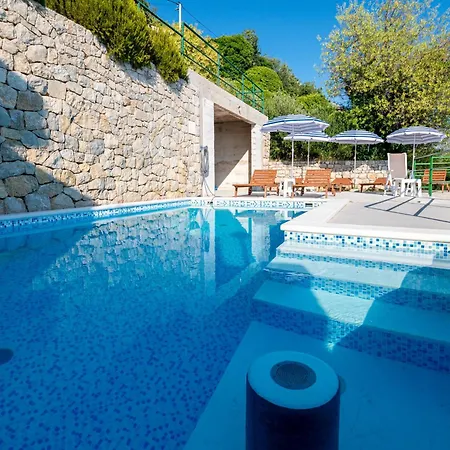 Apartament With Pool Maraska