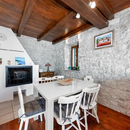 Apartment With Pool Maraska Brela