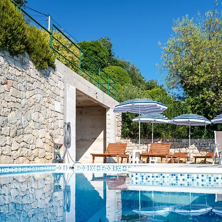 Apartment With Pool Maraska *