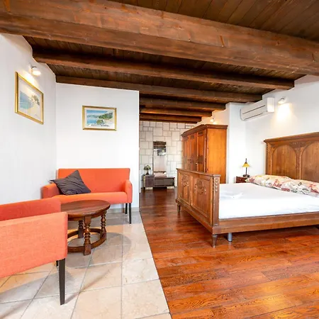 With Pool Maraska Brela