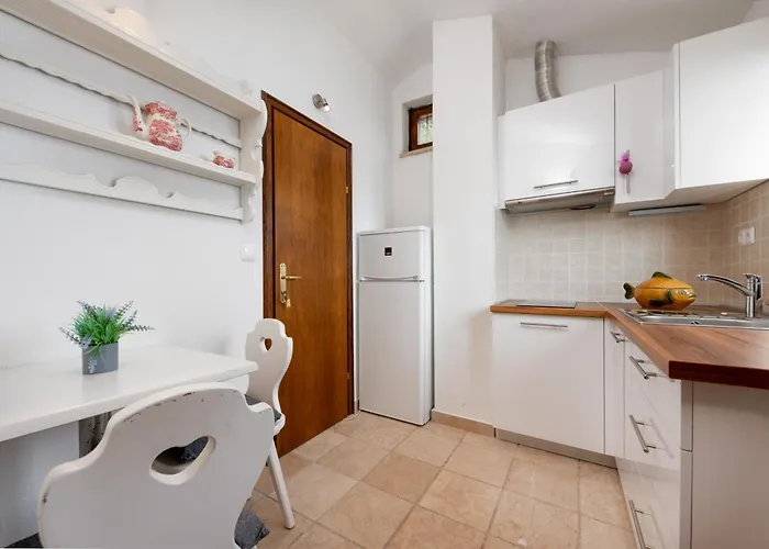 With Pool Maraska 아파트