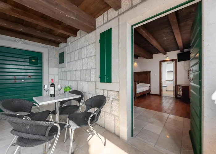 With Pool Maraska 아파트 브렐라